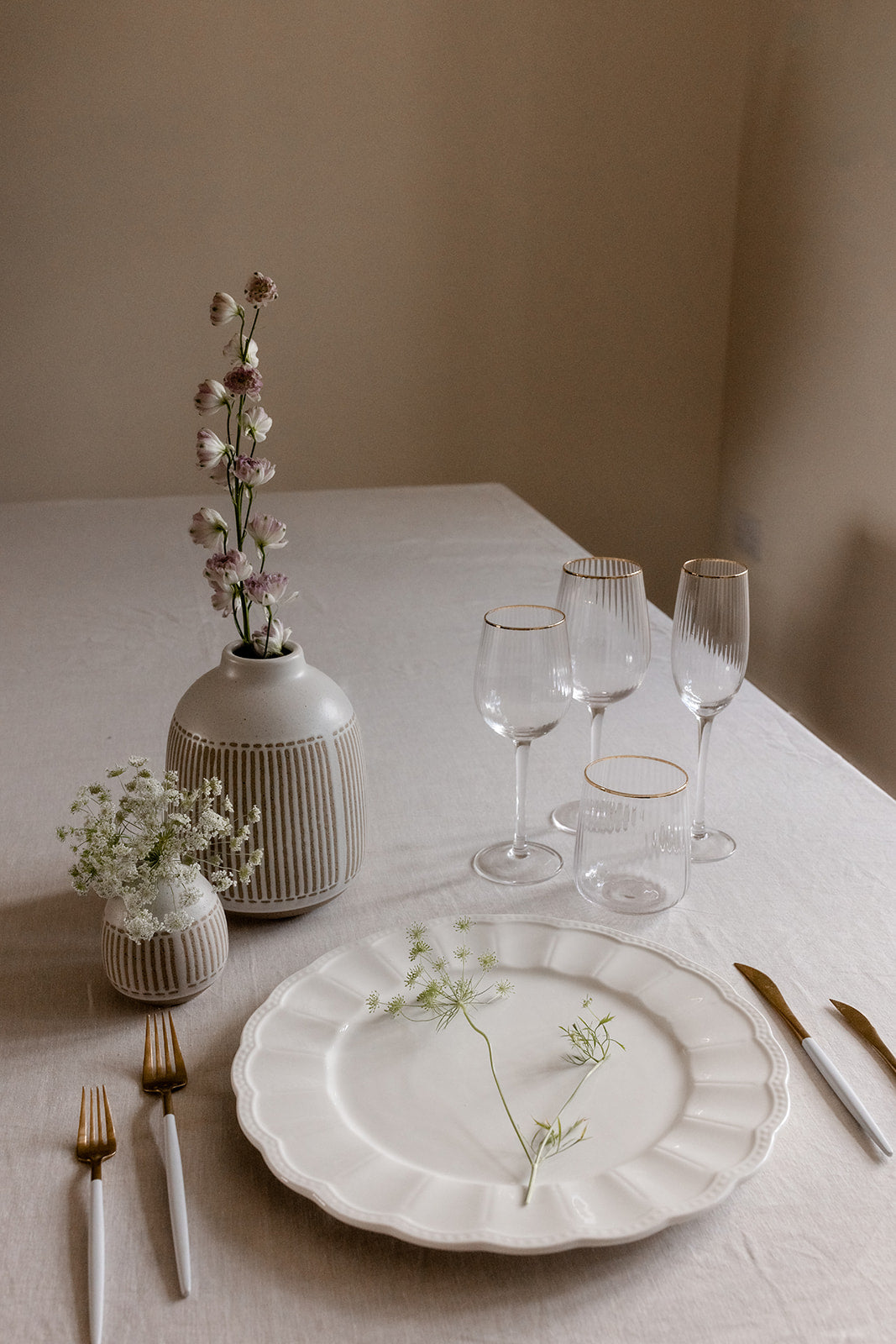 PORCELAIN SCALLOP CHARGER PLATE