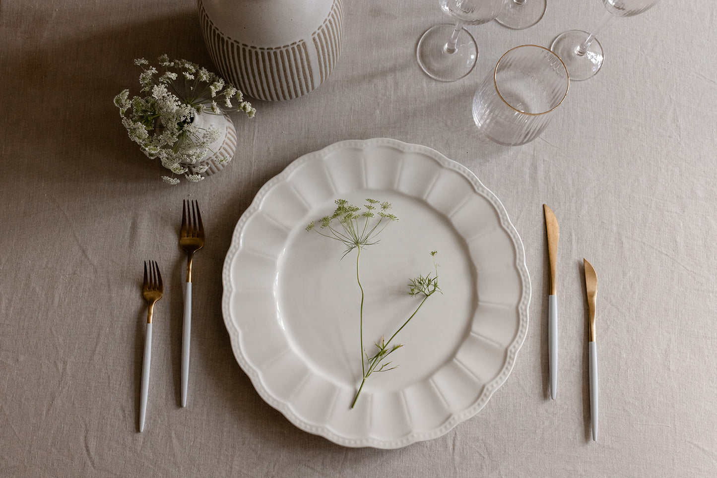 PORCELAIN SCALLOP CHARGER PLATE